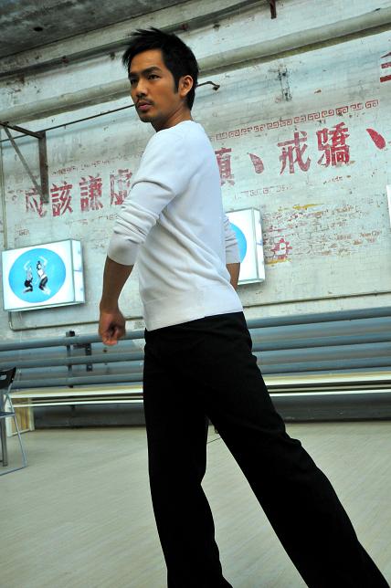 拍《斗爱》钟汉良斗舞技 转圈太多回家就吐